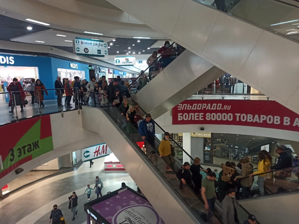 Покупателей вывели на улицу