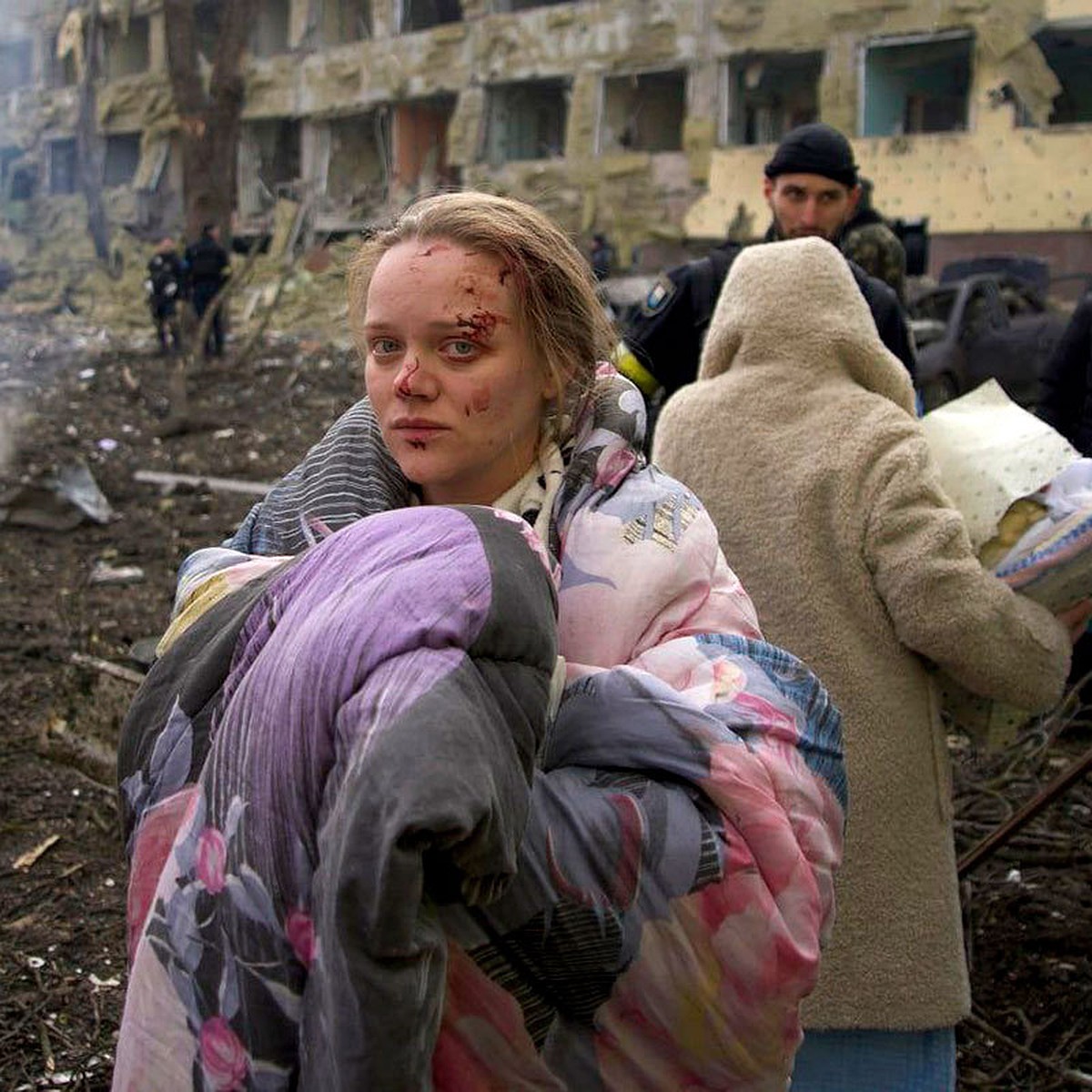 Фейк о бомбежке роддома в Мариуполе разоблачила сама 