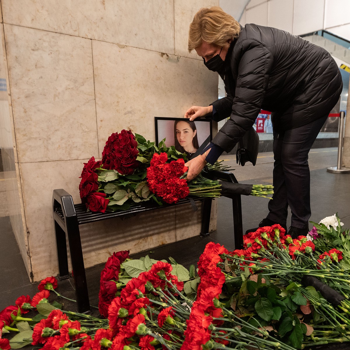 Мы вас помним»: станцию метро «Технологический институт» в Петербурге, где  5 лет назад во время теракта погибли 16 человек, усыпали цветами - KP.RU