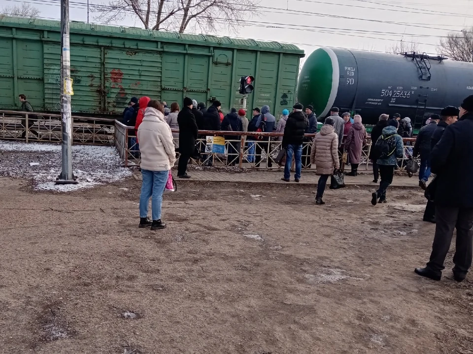 Остановившийся поезд перекрыл рязанцам дорогу через пути. Фото: vk.com/rznnews62.