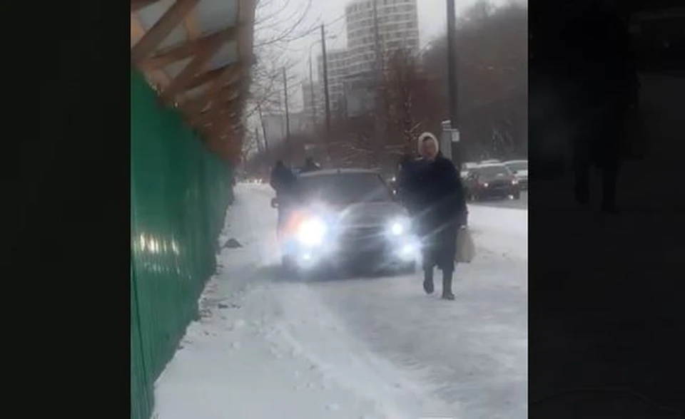Гонявший по тротуарам тюменец заявил, что срочно ехал к бабушке.
