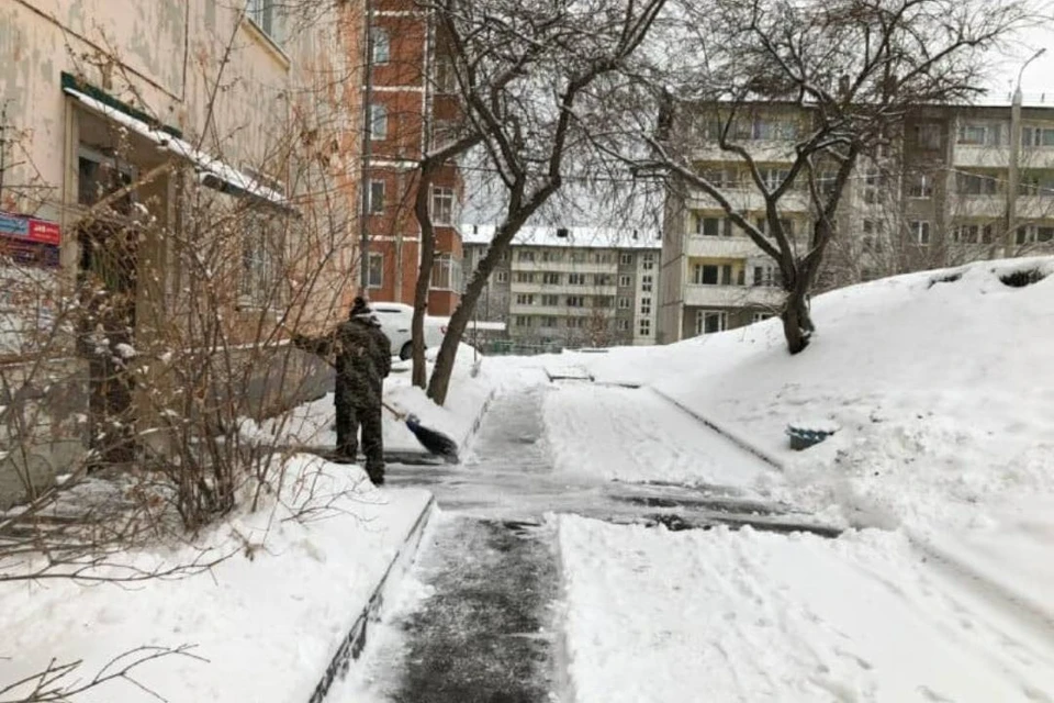 В Иркутске усилена работа по очистке дворов от снега и льда. ФОТО: пресс-служба администрации Иркутска.