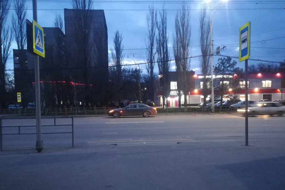 Школьники вечером переезжали «зебру» на самокатах. Фото: отдел пропаганды УГИБДД.