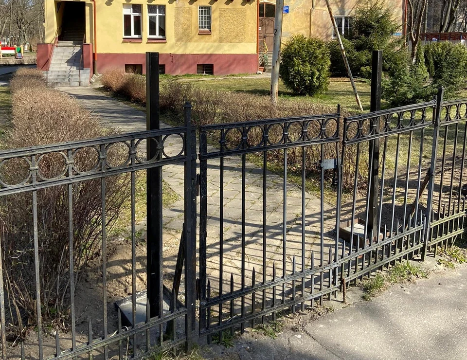 На невысокий сохранившийся забор наступают элементы нового ограждения.
