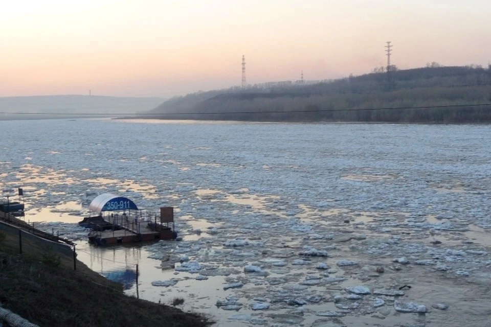 Где вскрылась река. Ледоход в Новокузнецке. Речка вскрылась ото льда. Ледоход на реке в Новокузнецке. Наводнения в России.