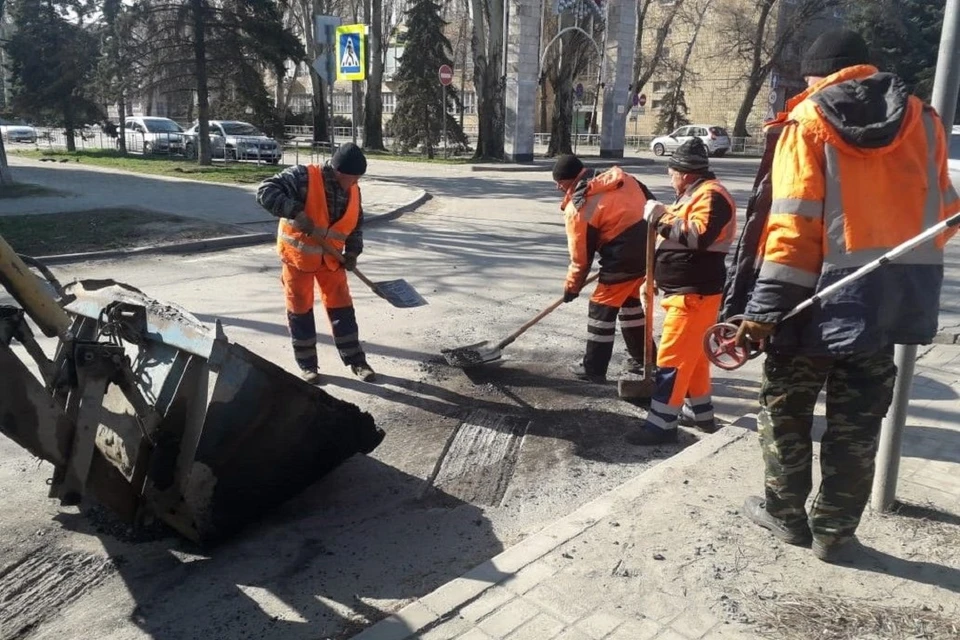 Работы ведутся одновременно на нескольких участках дороги.