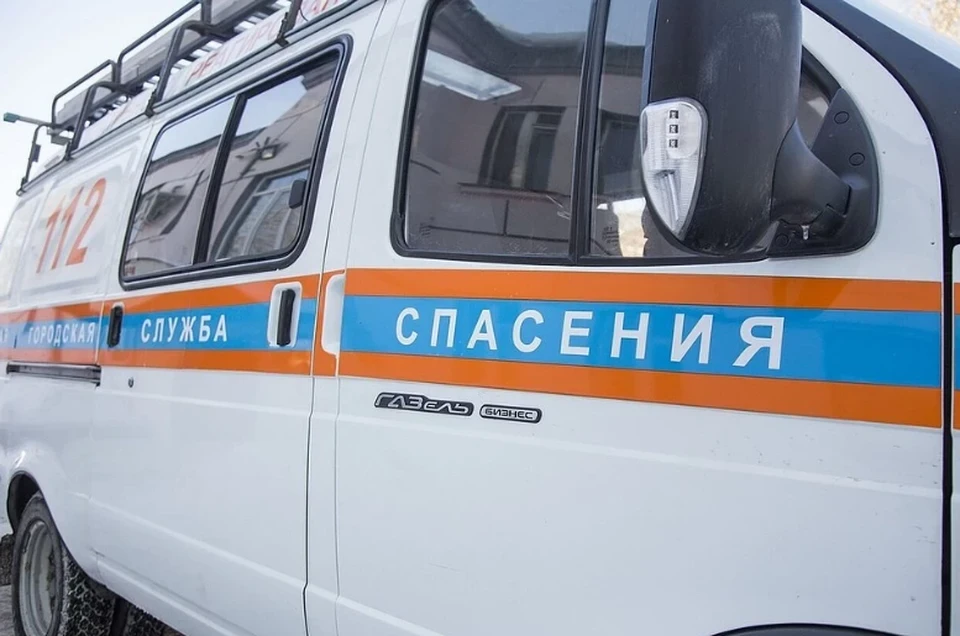 Спасателям пришлось вскрывать двери легковушки специнструментом.