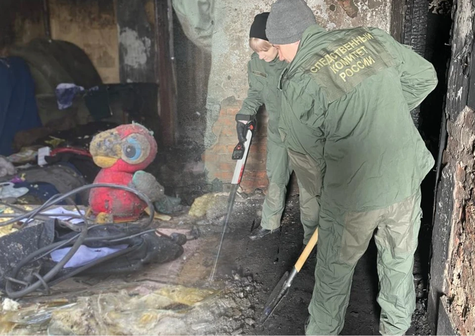 На полу лежат обгоревшие детские игрушки. Фото: СУ СК РФ по НСО.