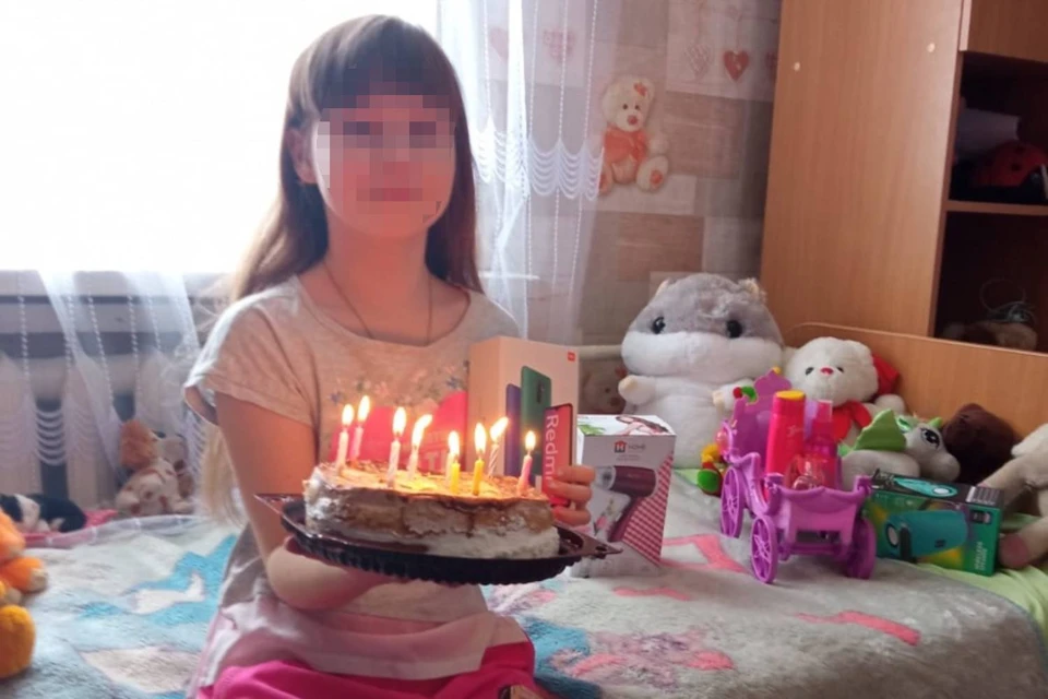 Девочка почти не выходит из дома: её перевели на домашнее обучение, а о посещении музыкальной школы она и вовсе позабыла.