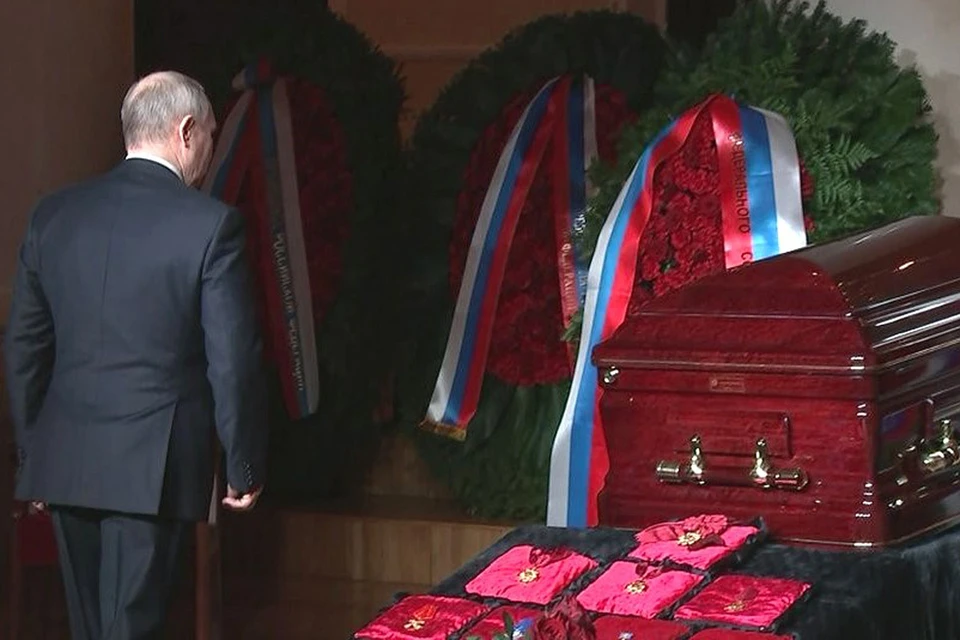 Президент Путин у гроба Владимира Жириновского. Фото kremlin.ru