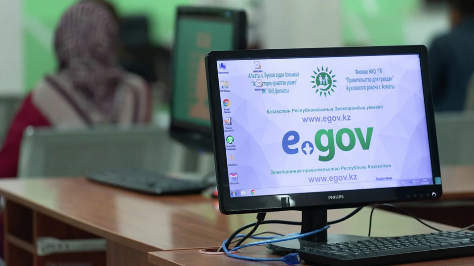 Через портал eGov.kz подать заявку на 10 соток и следить за своей очередью.