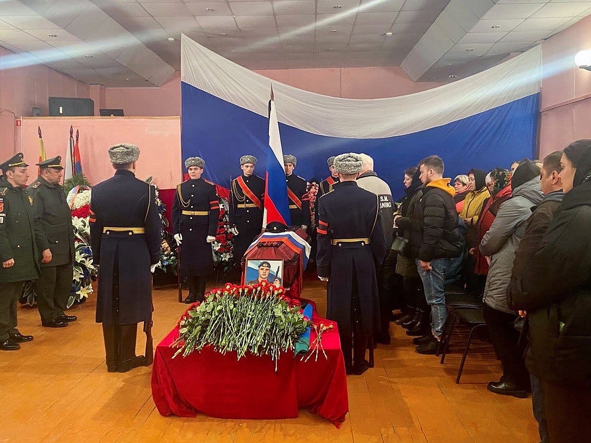 В Тверской области простились с военнослужащими Сергеем Конюховым и Данилой  Видманкиным, погибшими на Украине - KP.RU