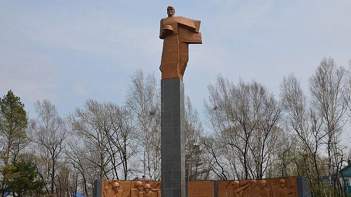 В Приморье малолетние вандалы разбили памятник погибшим в Великой  Отечественной войне - KP.RU