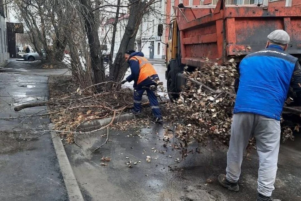 В выходные в Иркутске чистят тротуары и остановки.