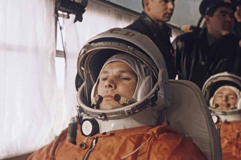 Сколько у Гагарина было скафандров, кто написал буквы СССР на шлеме и какие подарки получил первый в мире космонавт после возвращения на Землю?