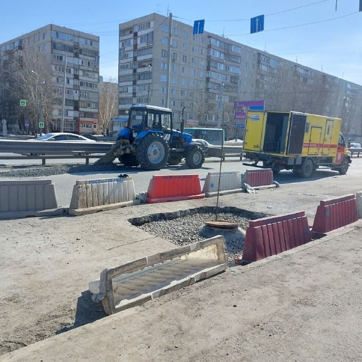 Участок улицы Пермякова в Тюмени перекрыли из-за провалившегося асфальта -  KP.RU