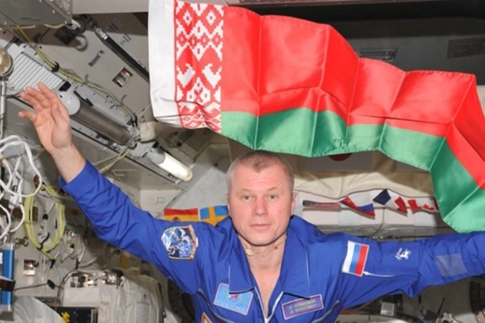 Олег Новицкий брал с собой в космос белорусский флаг. Фото: личный архив космонавта