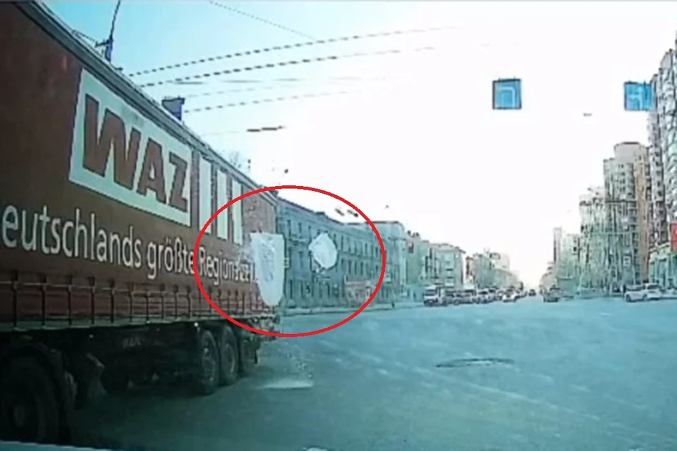 В Новосибирске с грузовика во время поездки посыпались огромные куски льда. Фото: Кадр из видео