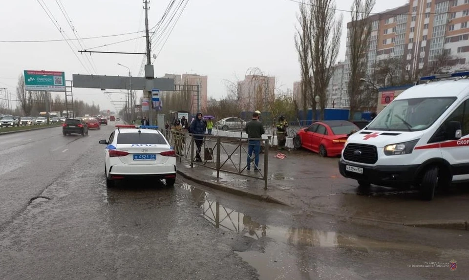 Машину вынесло на тротуар.
