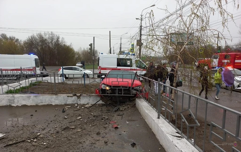 В аварии пострадали трое.