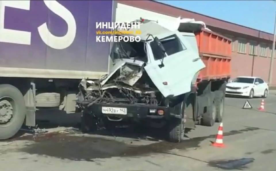 В Кемерове КамАЗ протаранил фуру на улице Красноармейская. Фото: vk.com/incident_42.