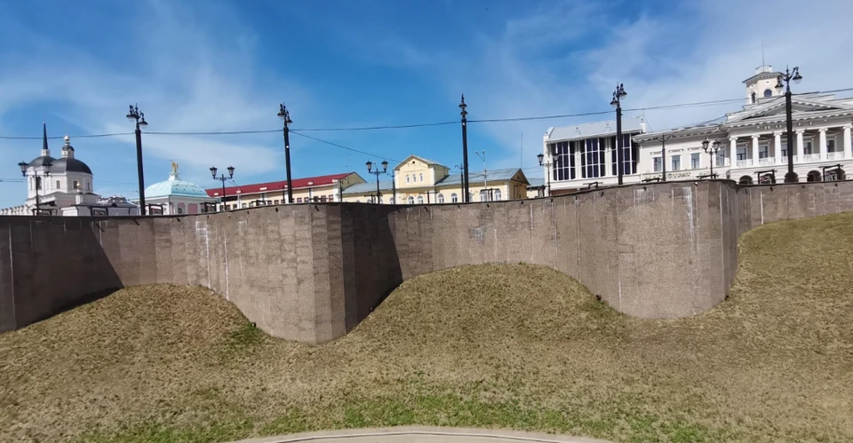 1 апреля в Томске на гранитной набережной из шва стены начала литься вода. Фото: 2ГИС