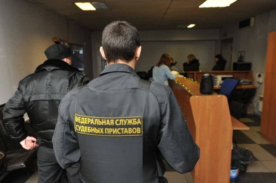 Приставы будут наведываться к девушки регулярно
