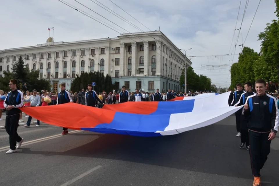 Праздничное шествие традиционно собирало на улицах десятки тысяч крымчан