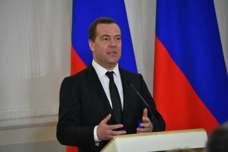 Медведев назвал "свежей идеей" фейковую новость о его призыве сбивать спутники Starlink