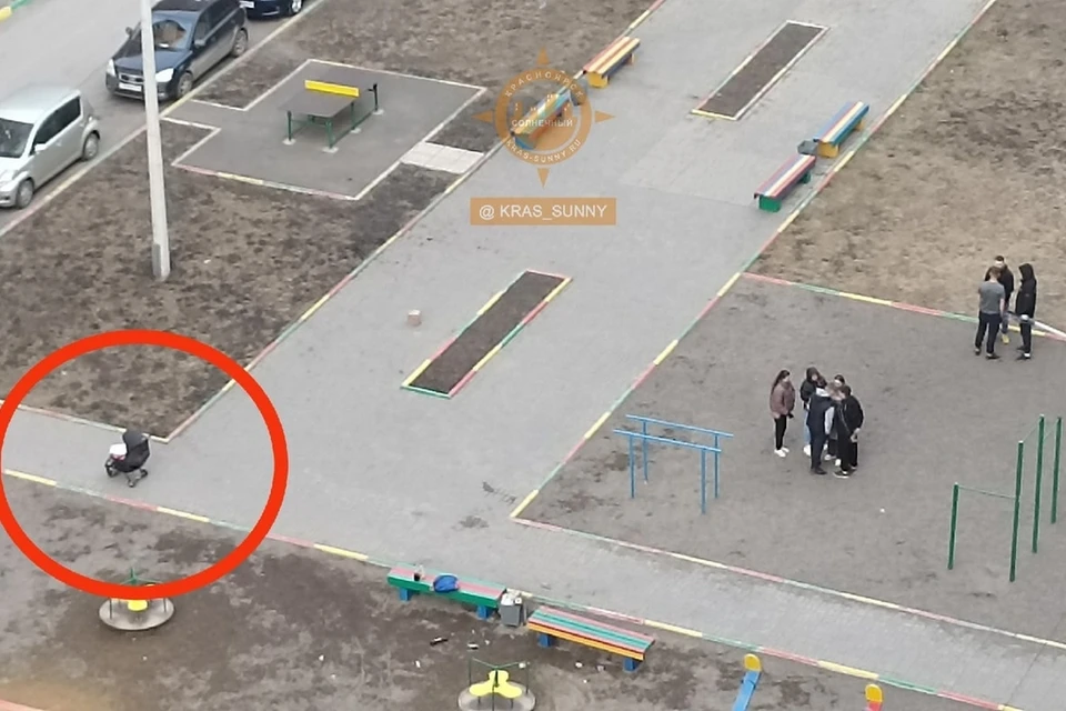 В Красноярске родители бросили ребенка в коляске и устроили драку во дворе. Фото: Наш мкр. Солнечный. Красноярск