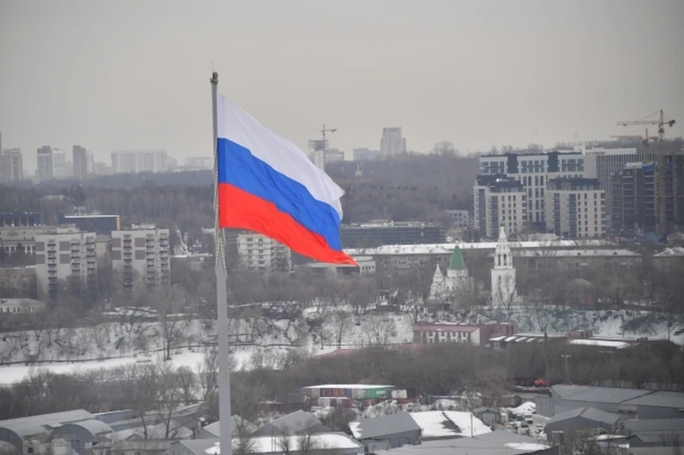 В москве подняли флаг. Флаг России и Башкортостана. Флаг России возле школы. Флаг России в школе. Флаг России на школе Башкирия.