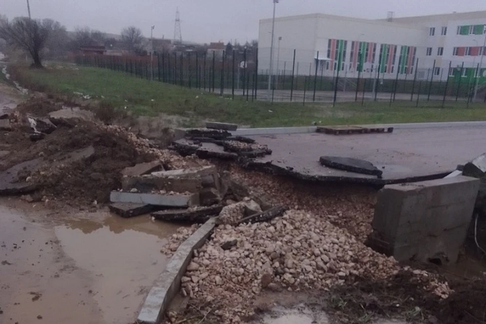 Чтобы отвести поток воды пришлось разбивать свежий асфальт. Фото: Евгений Крылов/VK