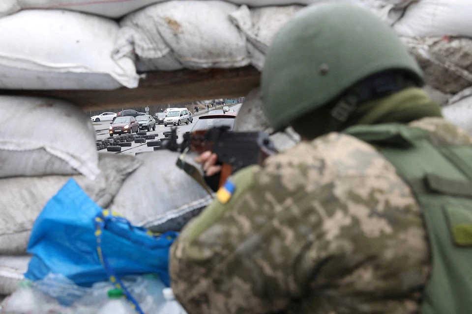 В ДНР заявили о расстрелах боевиками батальона "Азов" украинских военных, пожелавших сложить оружие.