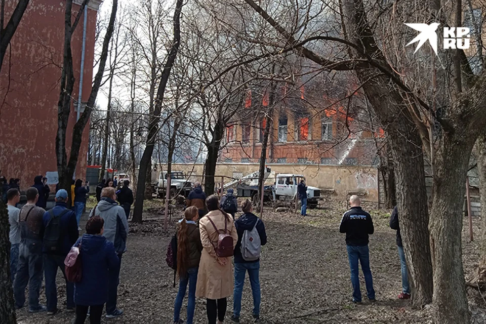 Вокруг здания выставили оцепление