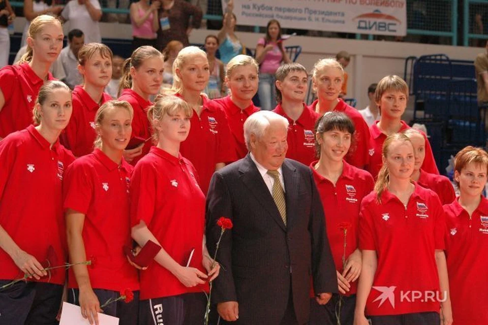 Борис Ельцин с российской сборной по волейболу в Екатеринбурге в 2006-м. Фото: Владимир Андреев