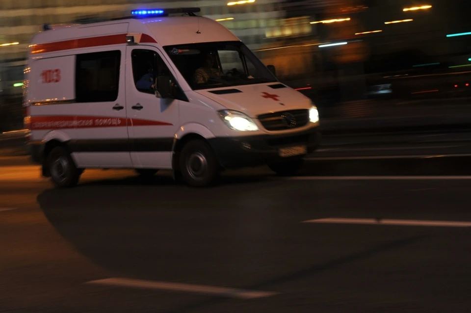 Двоих пострадавших в ДТП пешеходов на скорой отвезли в больницу.