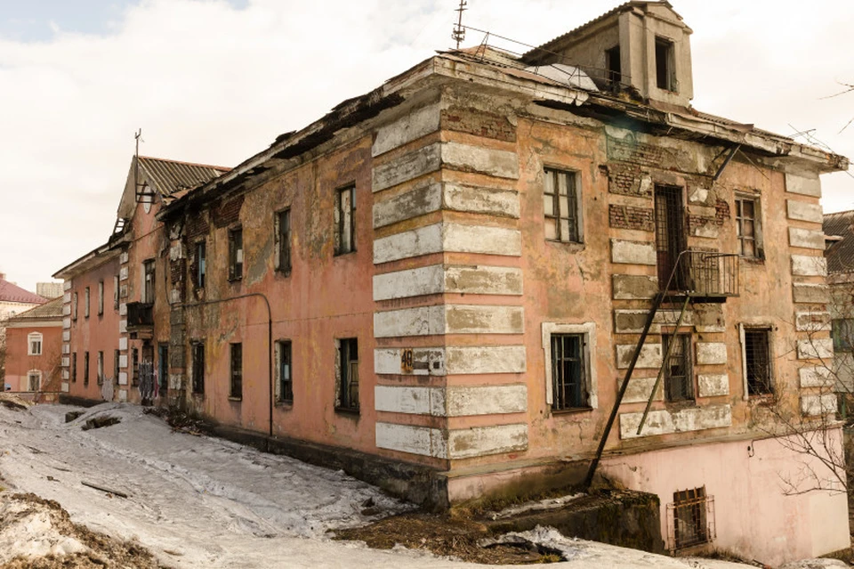 В Ленинском округе должно стать меньше заброшенных зданий. Фото: правительство Мурманской области