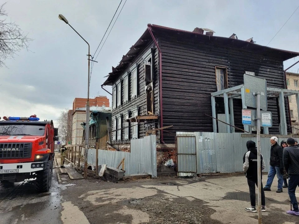 Пожар в здании памятника архитектуры на Савиных произошёл в ночь на 23 апреля. Фото: пресс-служба мэрии Томска.