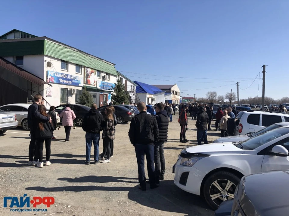 Попрощаться с погибшими пришли сотни людей. Фото: портал Гай.рф