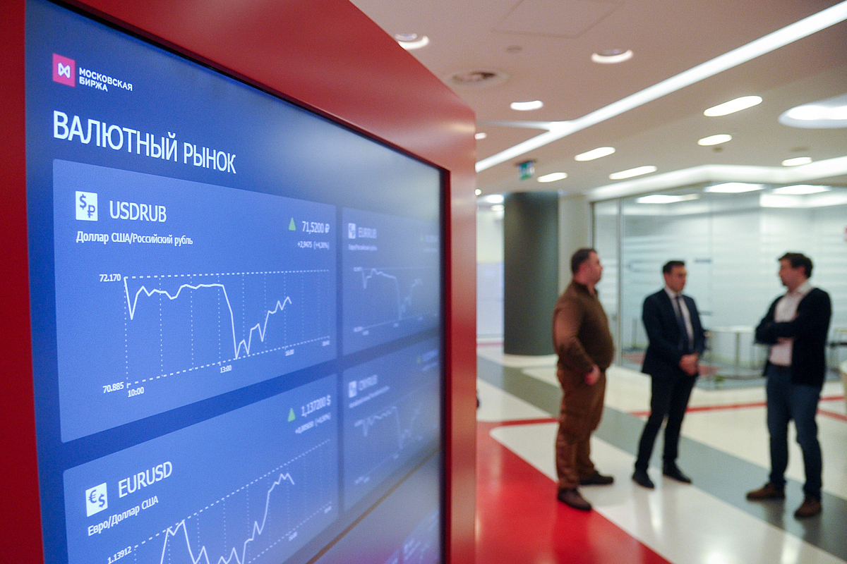 Укрепление рубля носит немного искусственный характер. Это связано с большими валютными ограничениями, которые есть в России