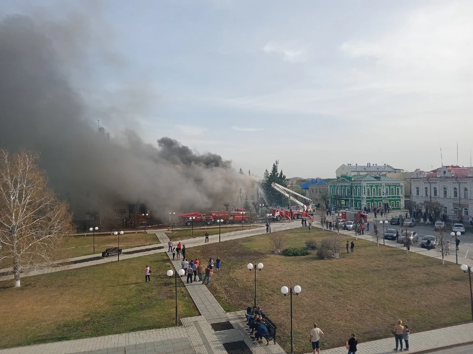 В Ишиме спасатели вскрыли крышу горящего ТВЦ и проливают здание. Фото - администрация Ишима в ВК.