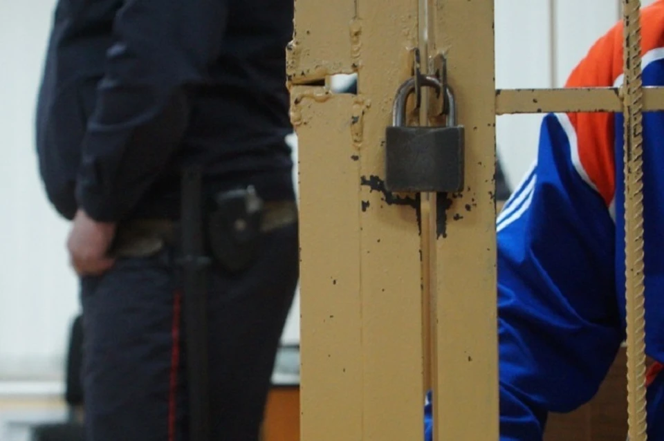Житель Амурского района купил наркотики и спрятал пакет под кепку