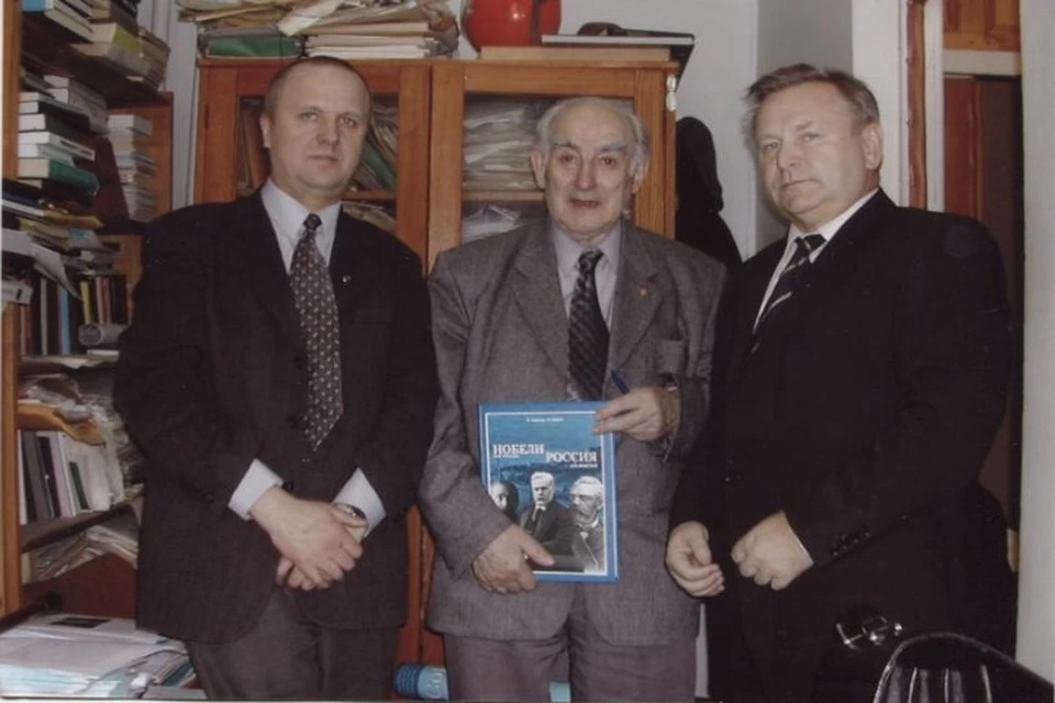 Анатолий Сергеев (справа) вручает книгу о Нобелях лауреату Нобелевской премии - советскому и российскому физику Виталию Гинзбургу. Фото из архива Анатолия Сергеева