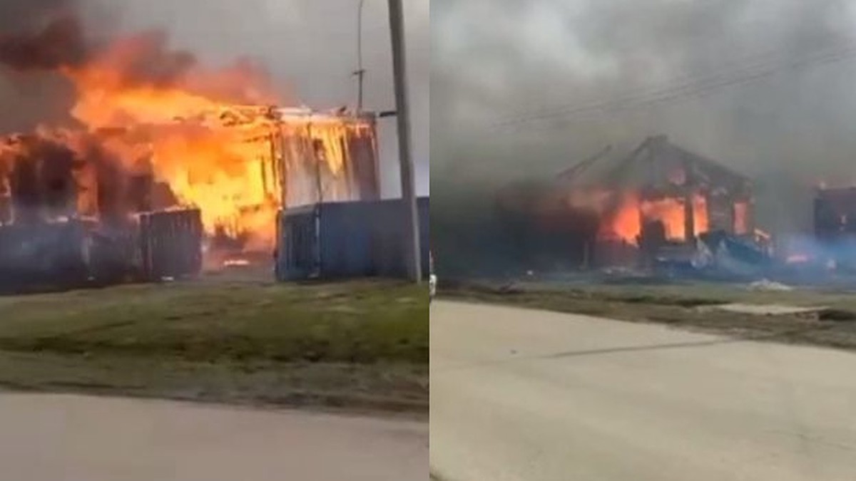 Появилось видео пожара в Болотном под Новосибирском, где сгорели 13 домов -  KP.RU