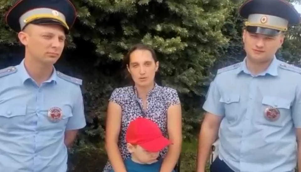 Мама мальчика поблагодарила полицейских за помощь Фото: ОГИБДД по Усть-Лабинскому району