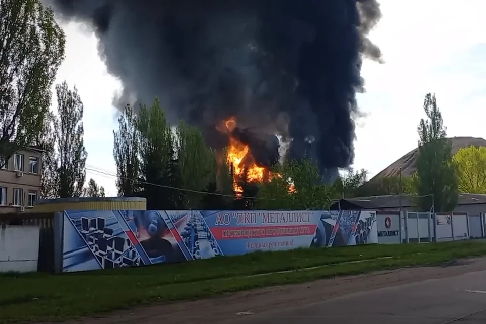 Огонь поднимается на несколько десятков метров в высоту