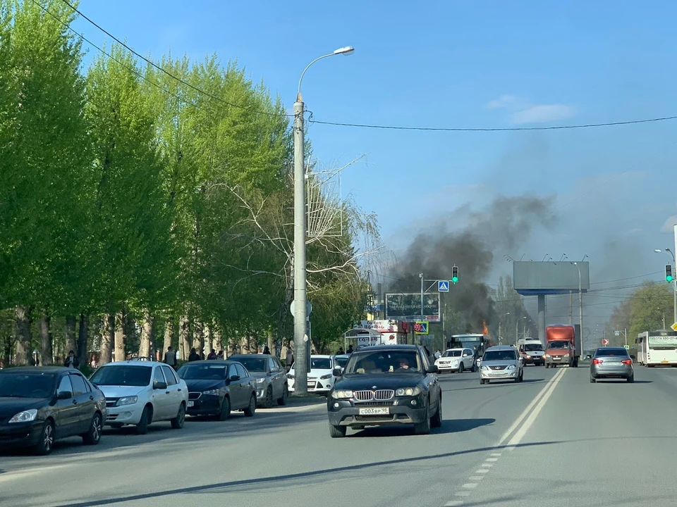 От транспорта разносится густой черный дым / Фото: Вадим Нуждин