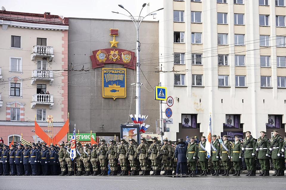 В центре Мурманска уже начали монтировать главную трибуну ко Дню Победы.