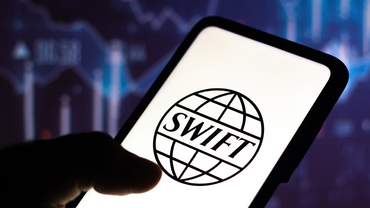 Еще три российских банка могут отключить от SWIFT - KP.RU