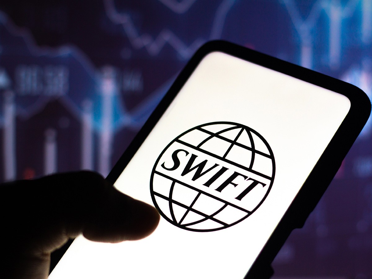 Еще три российских банка могут отключить от SWIFT - KP.RU